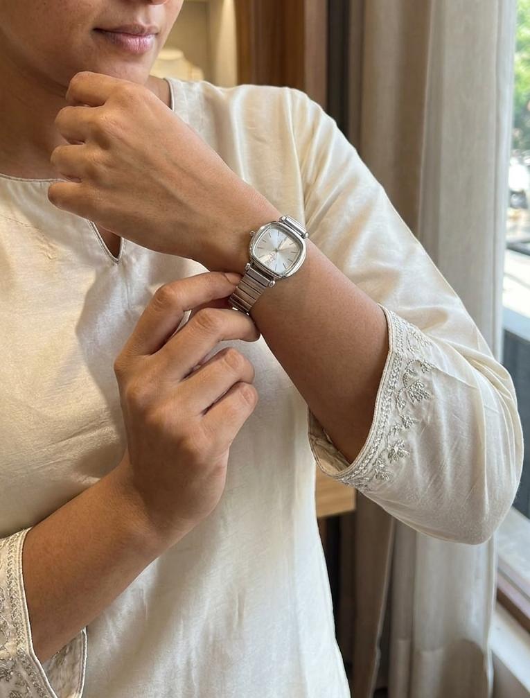Minimalist Silver Oval Analog Watc