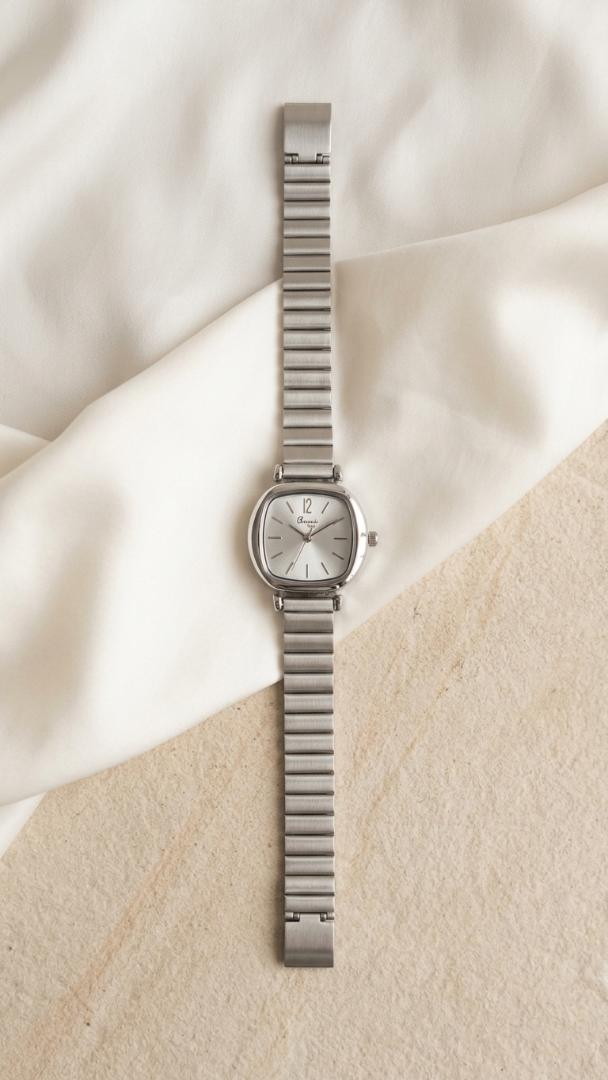 Minimalist Silver Oval Analog Watc